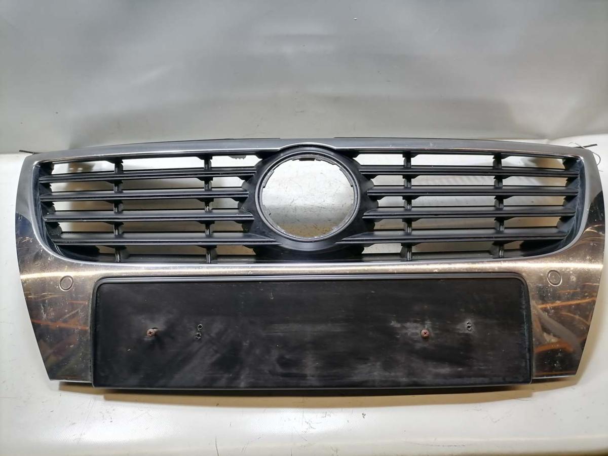 VW Passat 3C original Kühlergril für Fahrzeuge mit Parkhilfe PDC Bj.2009